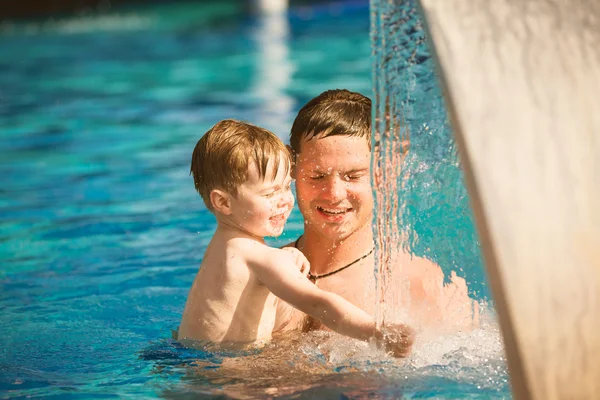 Padre jugando con su hijo en la piscina —  Fotos de Stock