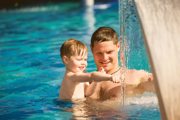 Father playing with son in pool — Stock Photo, Image