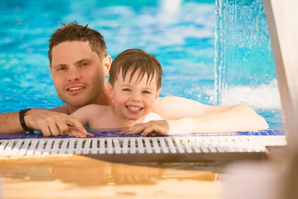 Père jouant avec son fils dans la piscine — Photo