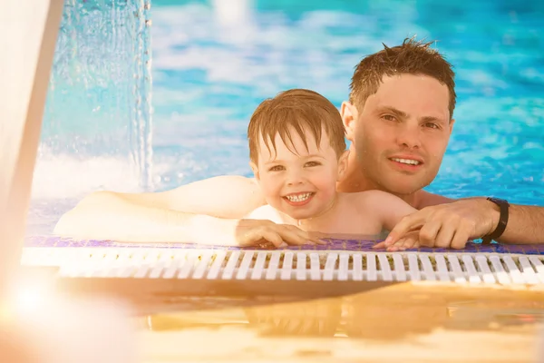 Père jouant avec son fils dans la piscine — Photo