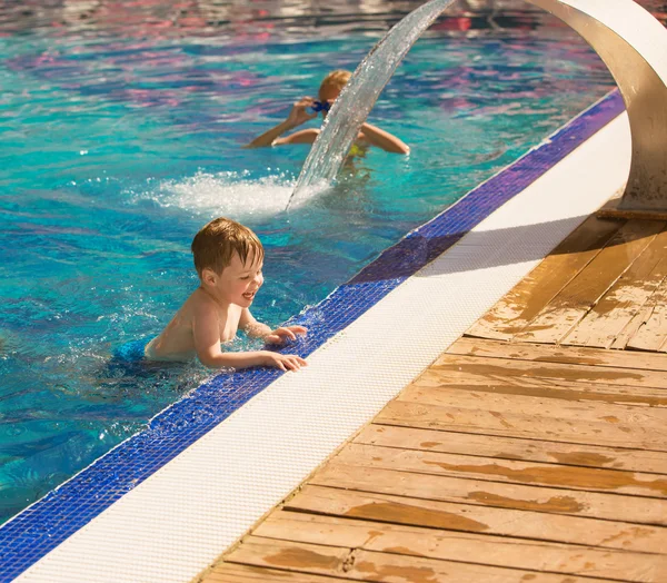 Petit garçon dans la piscine — Photo