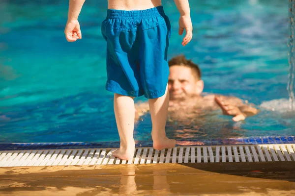 Padre jugando con su hijo en la piscina —  Fotos de Stock