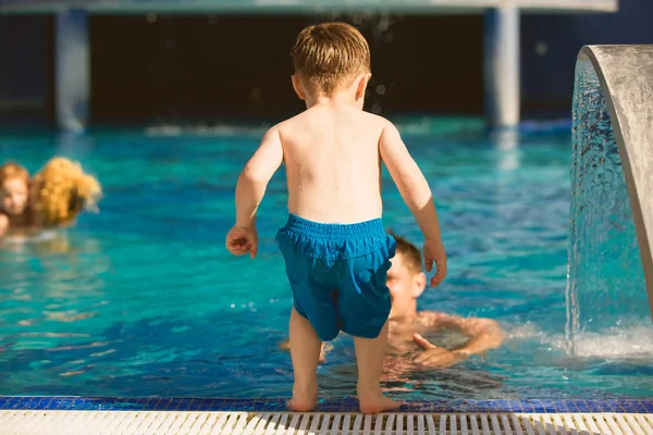 Vater spielt mit Sohn im Pool — Stockfoto