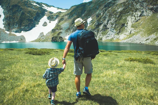 Padre y su hijo cerca del lago . — Foto de Stock