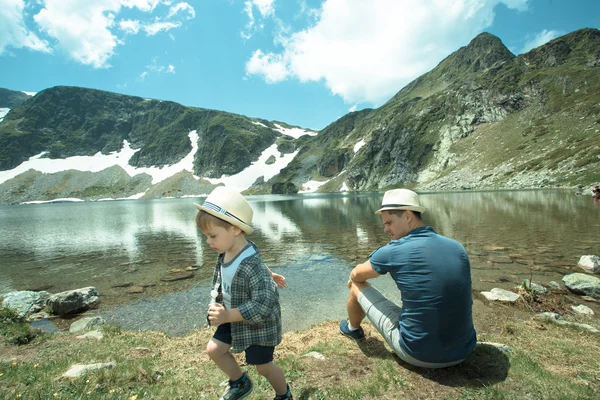 湖附近的父亲和他的儿子. — 图库照片