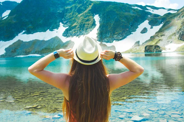 Mujer viajera relajándose cerca del lago de montaña — Foto de Stock