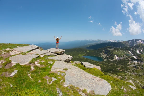 Viajante mulher relaxante perto do lago da montanha — Fotografia de Stock