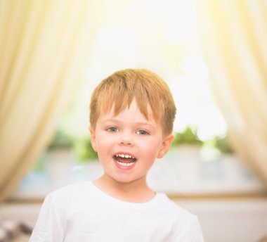 Mutlu 3 yaşında erkek bebek