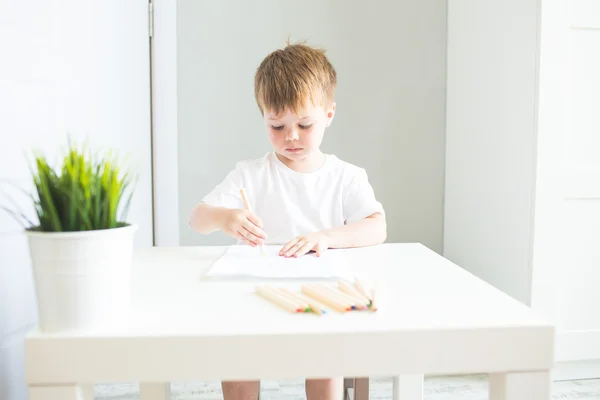 Little boy with color pencils at home — Stock Photo, Image