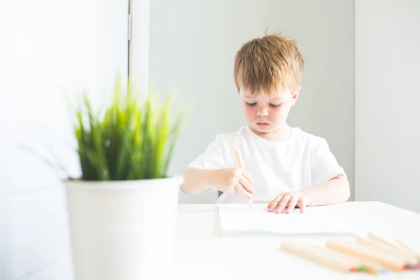 Little boy with color pencils at home — Stock Photo, Image