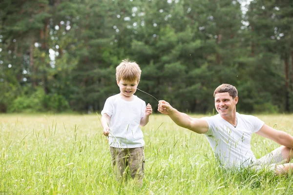 Padre jugando con hijo en parque — Foto de Stock