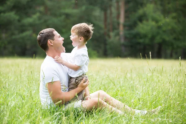 Padre jugando con hijo en parque — Foto de Stock