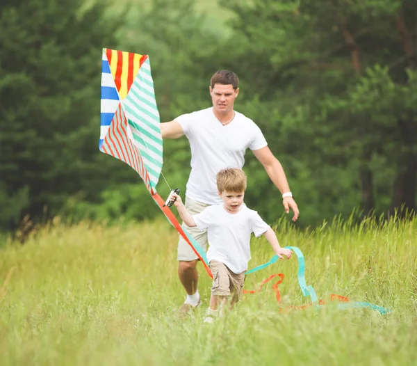 Padre jugando con hijo en parque — Foto de Stock