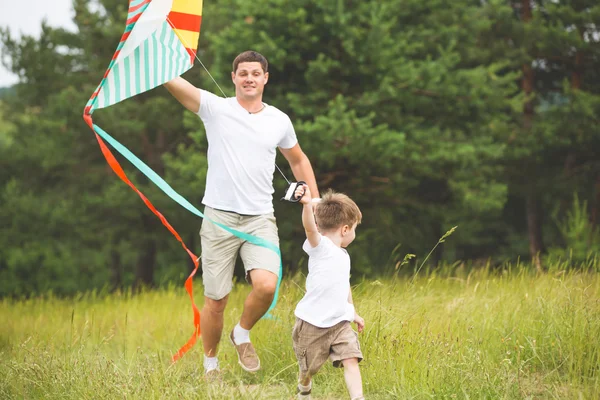 Padre jugando con hijo en parque — Foto de Stock