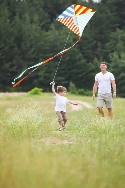 Otec si hraje se synem v parku — Stock fotografie
