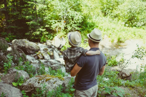 Pai e seu filho olhando para o rio nas montanhas, Bulgária — Fotografia de Stock