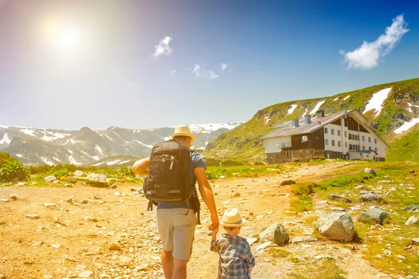 Otec a jeho syn turistika v horách, Bulharsko — Stock fotografie