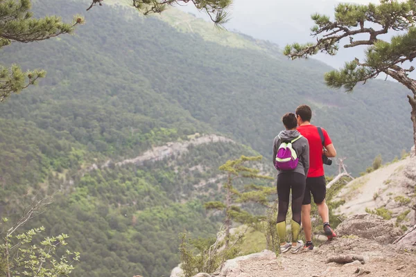 Pareja de excursionistas mirando desde la montaña —  Fotos de Stock