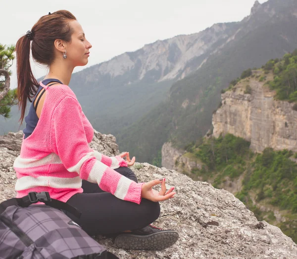 Joven viajero chica relajante en mountais — Foto de Stock