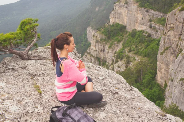 Joven viajero chica relajante en mountais —  Fotos de Stock