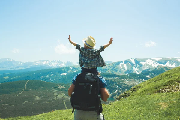 Pai e seu filho caminhando nas montanhas, Bulgária — Fotografia de Stock