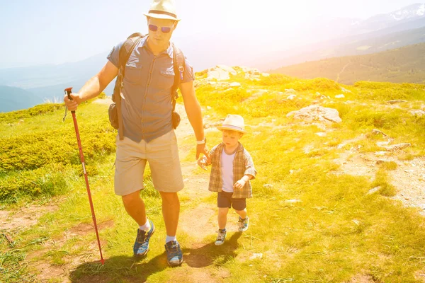 Padre y su hijo de excursión en las montañas, Bulgaria —  Fotos de Stock