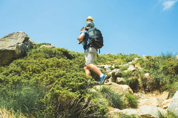 Pai e seu filho caminhando nas montanhas, Bulgária — Fotografia de Stock