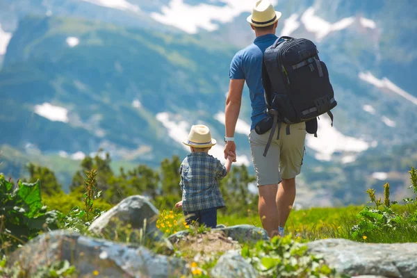 Padre y su hijo de excursión en las montañas, Bulgaria — Foto de Stock
