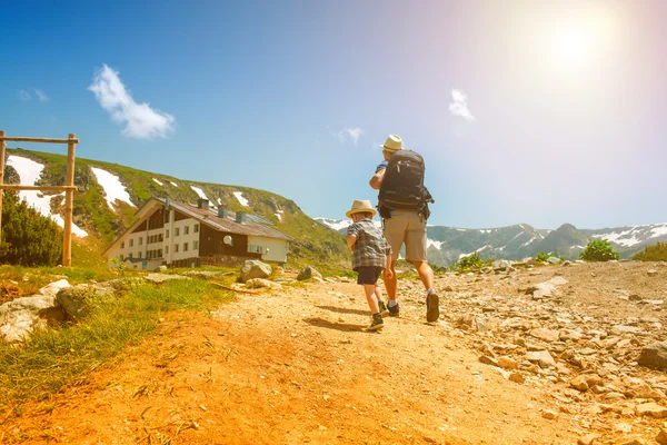 Vader en zoon wandelen in de bergen, Bulgarije — Stockfoto