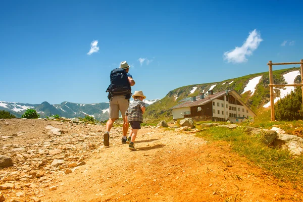 Padre y su hijo de excursión en las montañas, Bulgaria —  Fotos de Stock