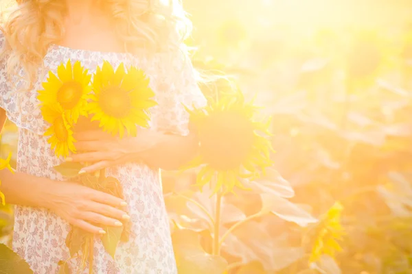 Портрет красивої дівчини з соняшниками — стокове фото