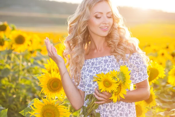 Porträtt av den vackra flickan med en solrosor — Stockfoto