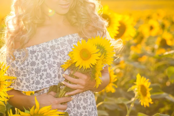 Retrato de la hermosa chica con girasoles — Foto de Stock