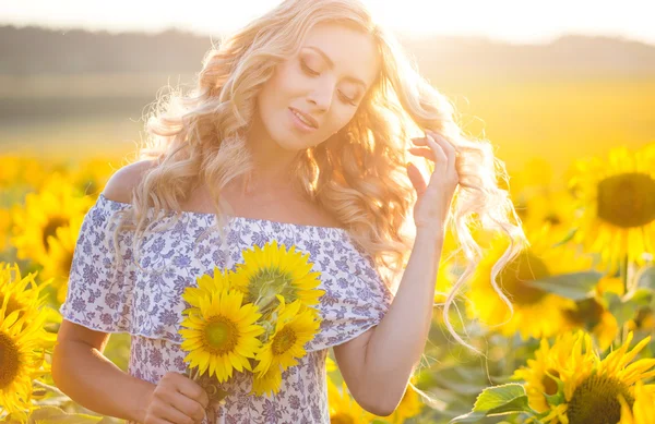 Retrato de la hermosa chica con girasoles — Foto de Stock