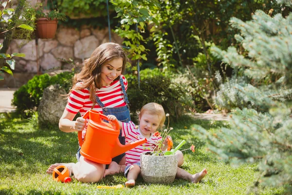 Femme enceinte avec petite fille dans le jardin . — Photo