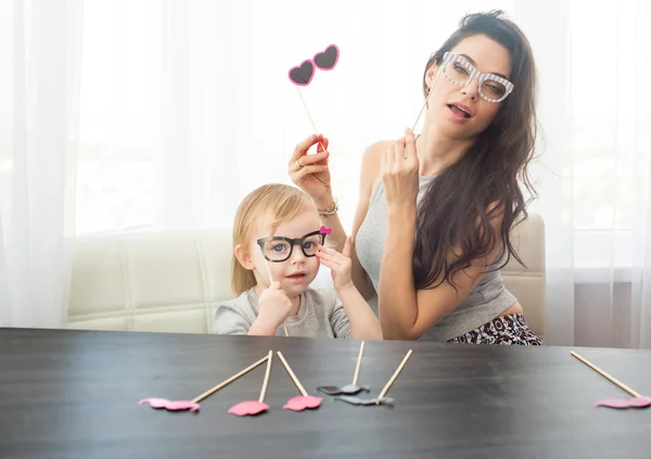 Madre e sua figlia ragazza con accessori di carta . — Foto Stock