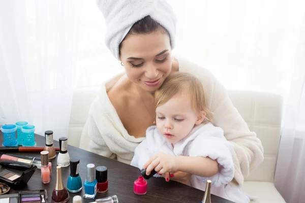 Mère et fille font des cheveux, manucures, maquillage, s'amuser . — Photo