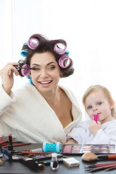 Mother and daughter are doing hair, manicures, makeup, having fun. — Stock Photo, Image