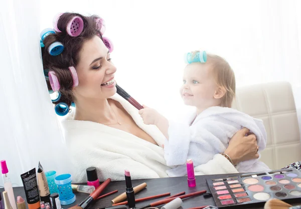 Madre e hija están haciendo el pelo, manicuras, maquillaje, divertirse . —  Fotos de Stock