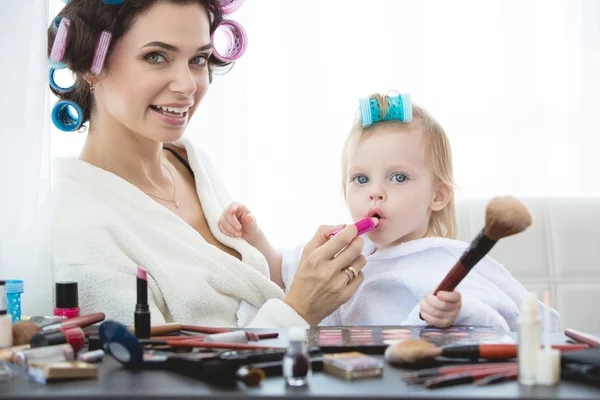 Mère et fille font des cheveux, manucures, maquillage, s'amuser . — Photo