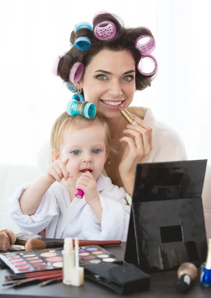 Mère et fille font des cheveux, manucures, maquillage, s'amuser . — Photo