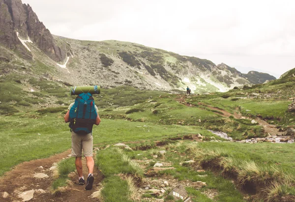 Caminante masculino en las montañas —  Fotos de Stock