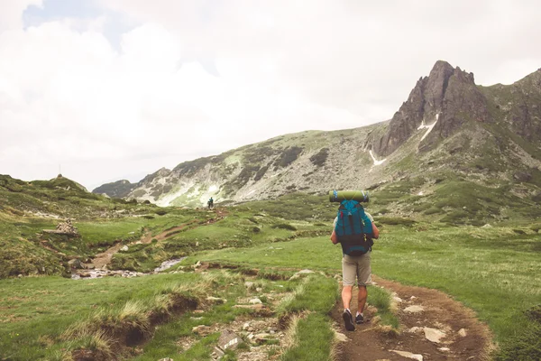 Caminante masculino en las montañas — Foto de Stock