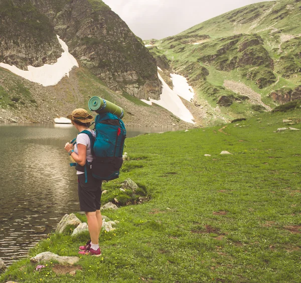 Excursionista femenina en las montañas — Foto de Stock