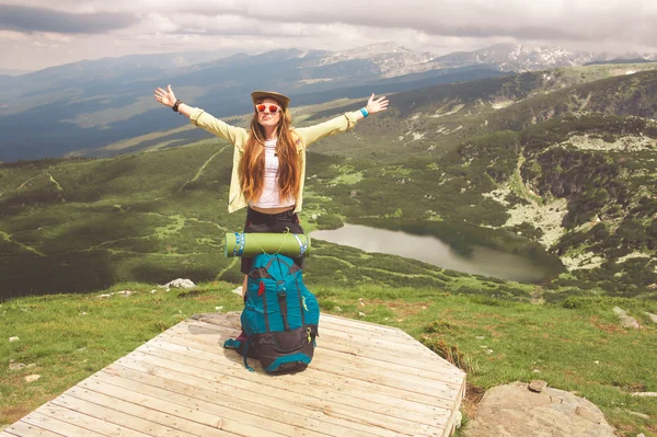 Escursionista femminile in montagna — Foto Stock