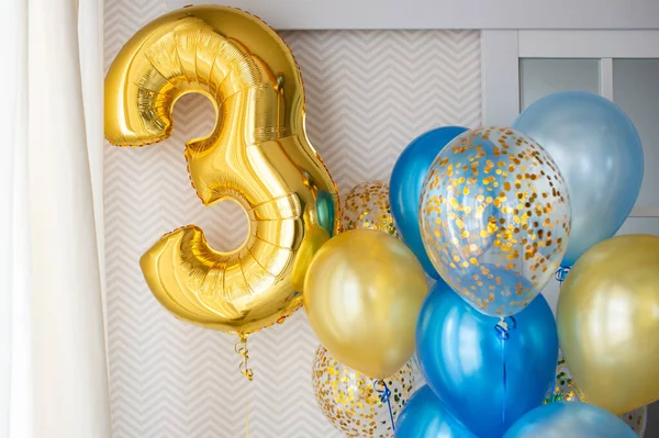 Decoración Festiva Una Sala Luz Con Globos Azules Transparentes Con — Foto de Stock