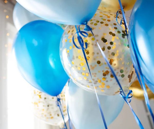 Parlak Bir Odanın Şenlikli Dekorasyonunda Mavi Şeffaf Balonlar Altın Konfetiler — Stok fotoğraf