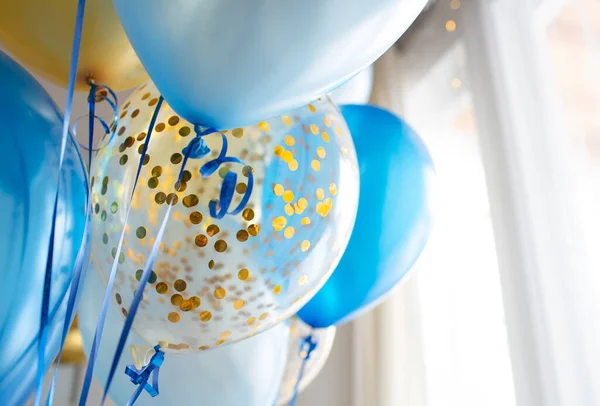 Uroczysta Dekoracja Jasnego Pokoju Niebieskimi Przezroczystymi Balonami Złotym Konfetti Świętujemy — Zdjęcie stockowe