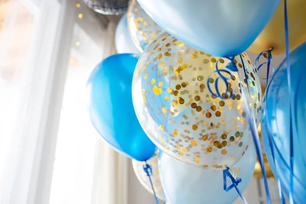 Parlak Bir Odanın Şenlikli Dekorasyonunda Mavi Şeffaf Balonlar Altın Konfetiler — Stok fotoğraf