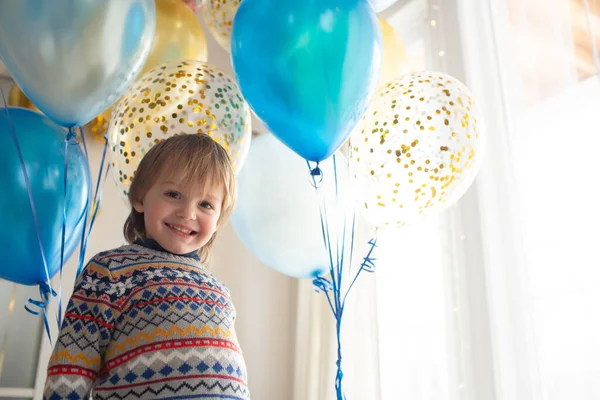 Gåva Till Barnets Tredje Födelsedag Liten Pojke Vacker Tröja Med — Stockfoto